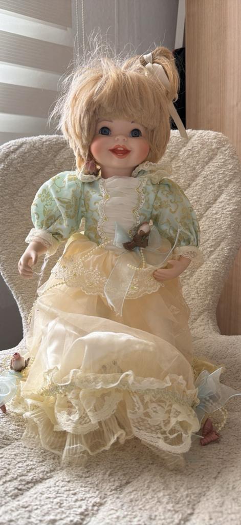 ANTIEKE POP UIT COLLECTIE PORSELEIN, Verzamelen, Ophalen, Zo goed als nieuw, Pop