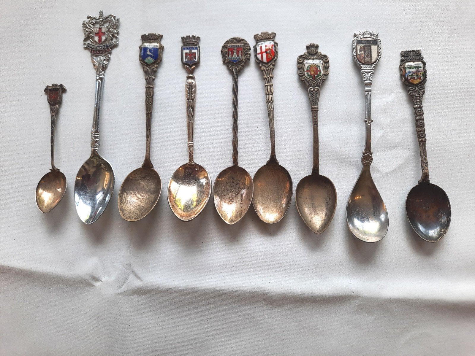 9 Souvenierlepeltjes met emaille, Enlèvement ou Envoi