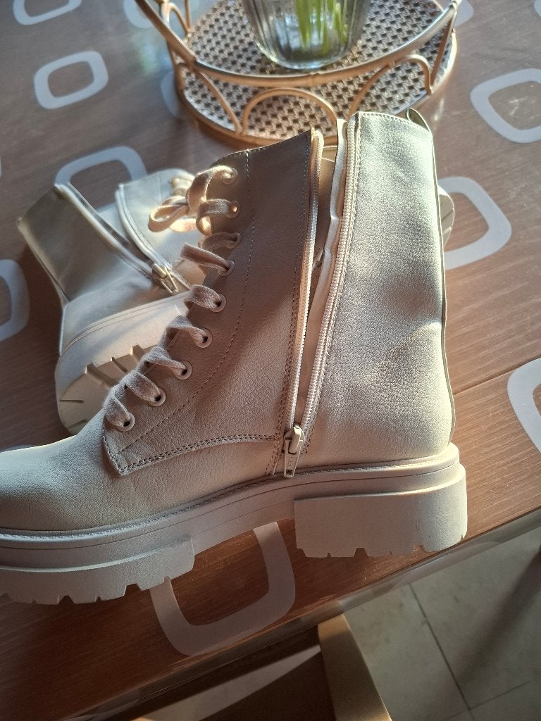 nieuwe witte korte laarzen met veters & zijrits maat 41, Enlèvement, Neuf, Boots et Botinnes