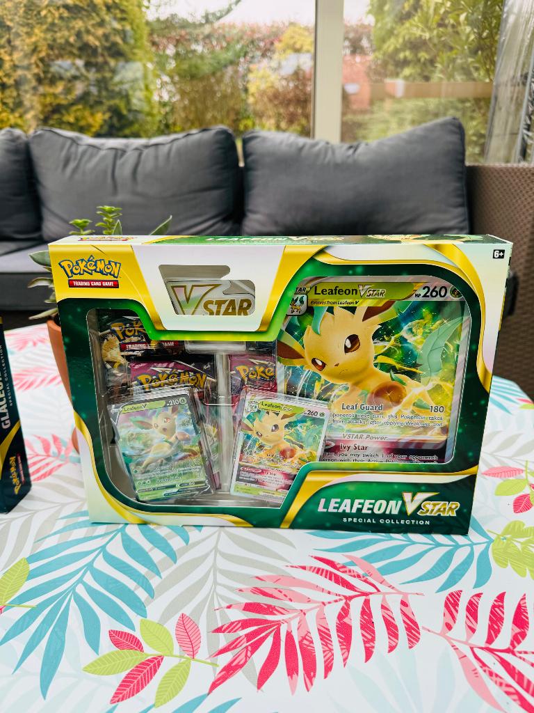 Glaceon en leafeon vstar special collection box (set), Enlèvement, Neuf, Autres types