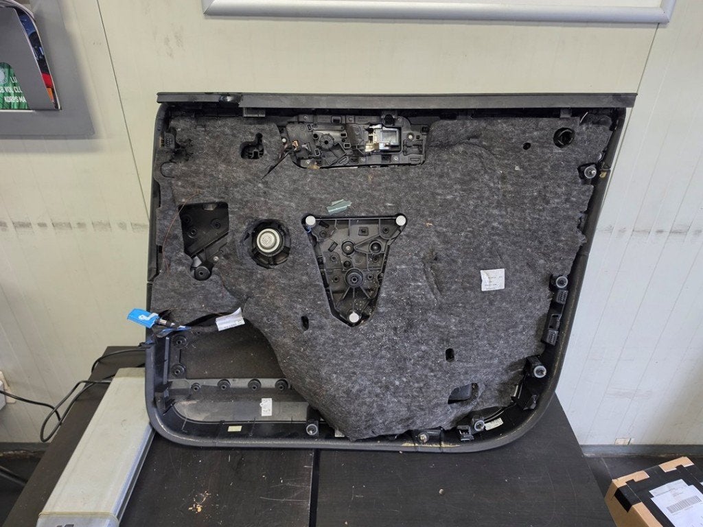 PORTIERBEKLEDING LINKS VOOR Porsche Cayenne III (9YA), Gebruikt, Porsche Deutschland GmbH, Porscheplatz 1
70435  Stuttgart, DE