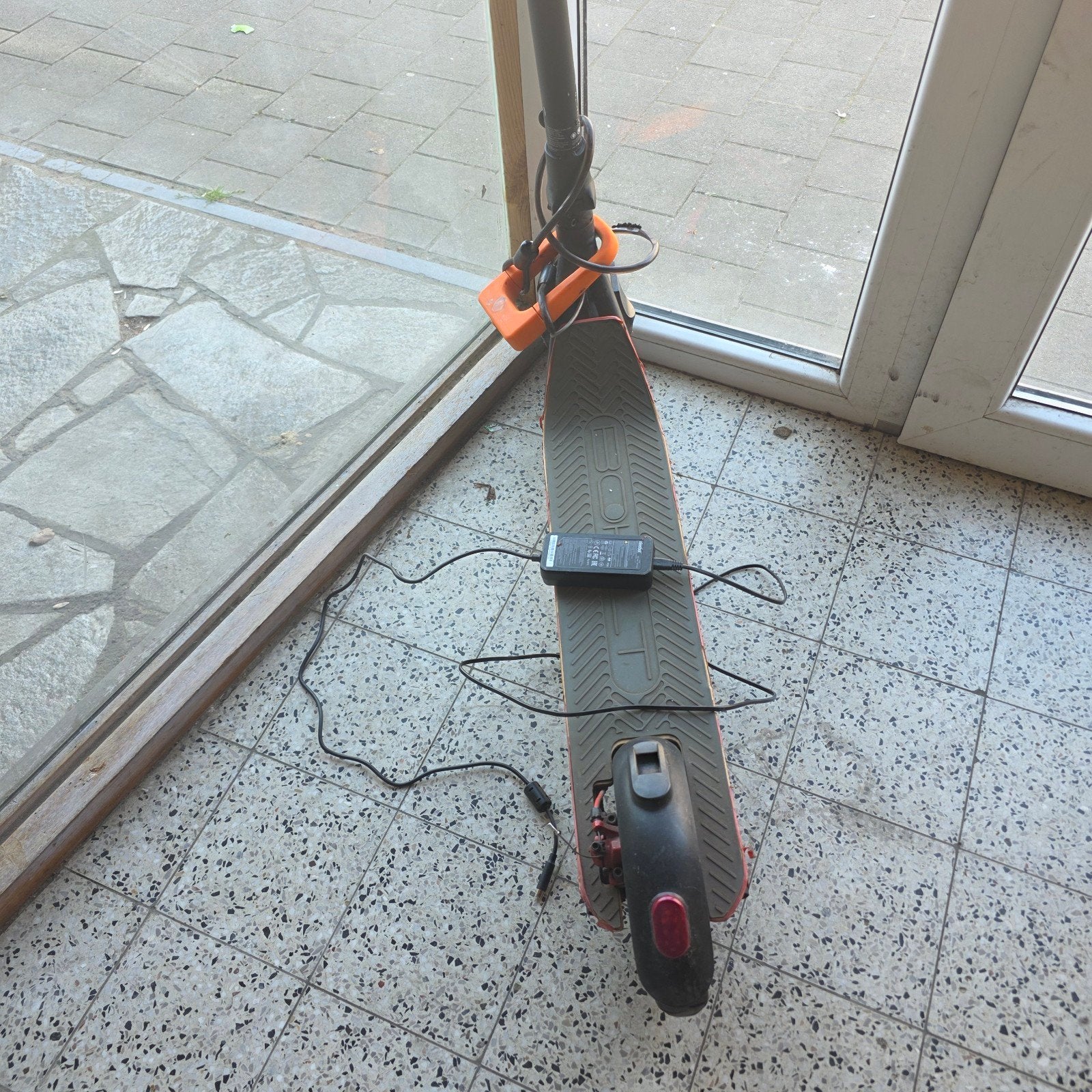 De elektrische scooter is in goede staat, maar de voorband m, Enlèvement ou Envoi