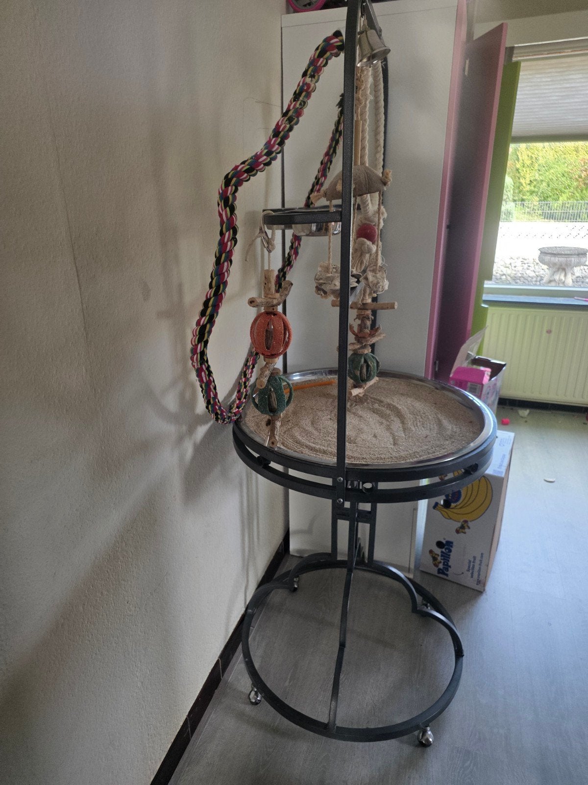 speelstand voor papegaaien, Ophalen