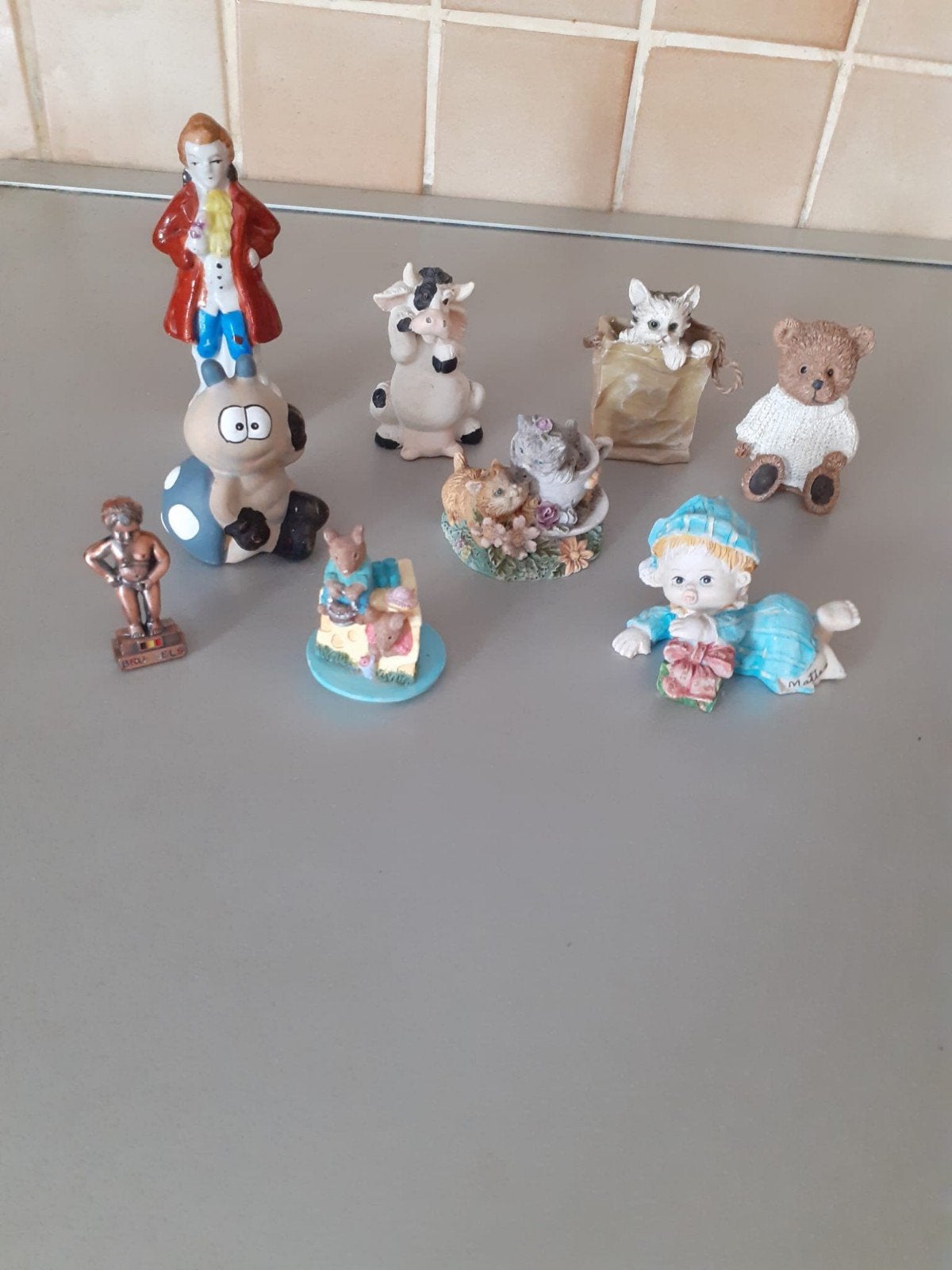 8 keramische figuren en een kleine Manneken Pis, Verzenden, Gebruikt