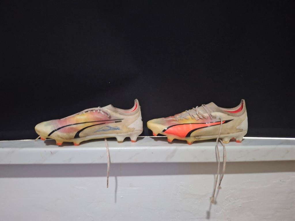 Voetbal schoenen gedragen door speler van kv mechelen., Verzamelen, Ophalen