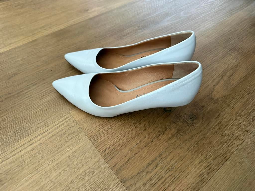 Pumps parelwit buffalo 37,5, Ophalen, Zo goed als nieuw, Pumps