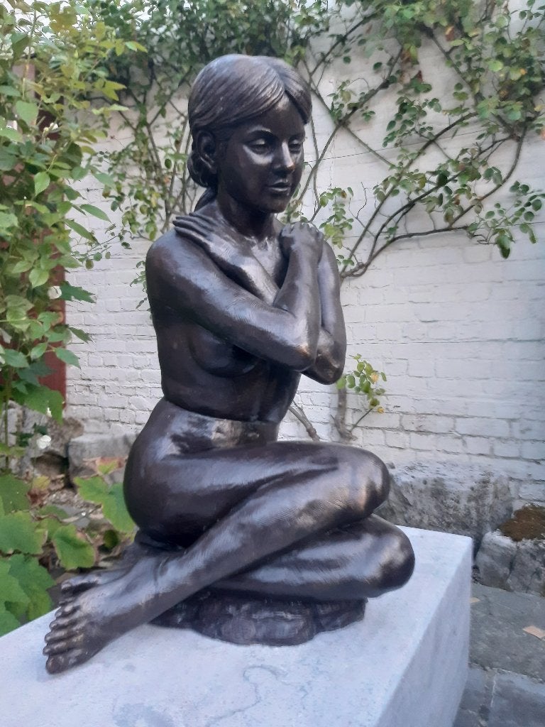 BRONZEN SENSUELE DAME ZITTEND NAAKT KUNSTBEELD LAGE PRIJS!, Tuin en Terras, Tuinbeelden, Nieuw, Mensenbeeld, Overige materialen