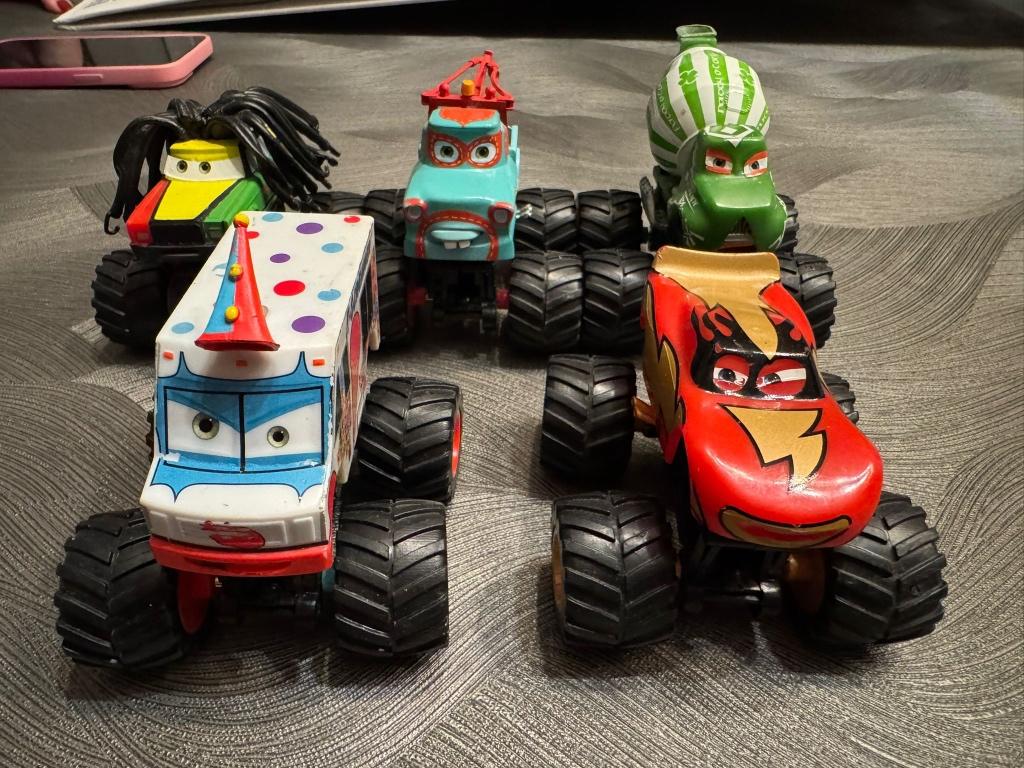 Cars Disney 5 monster trucks, Ophalen, Overige figuren, Zo goed als nieuw, Beeldje of Figuurtje