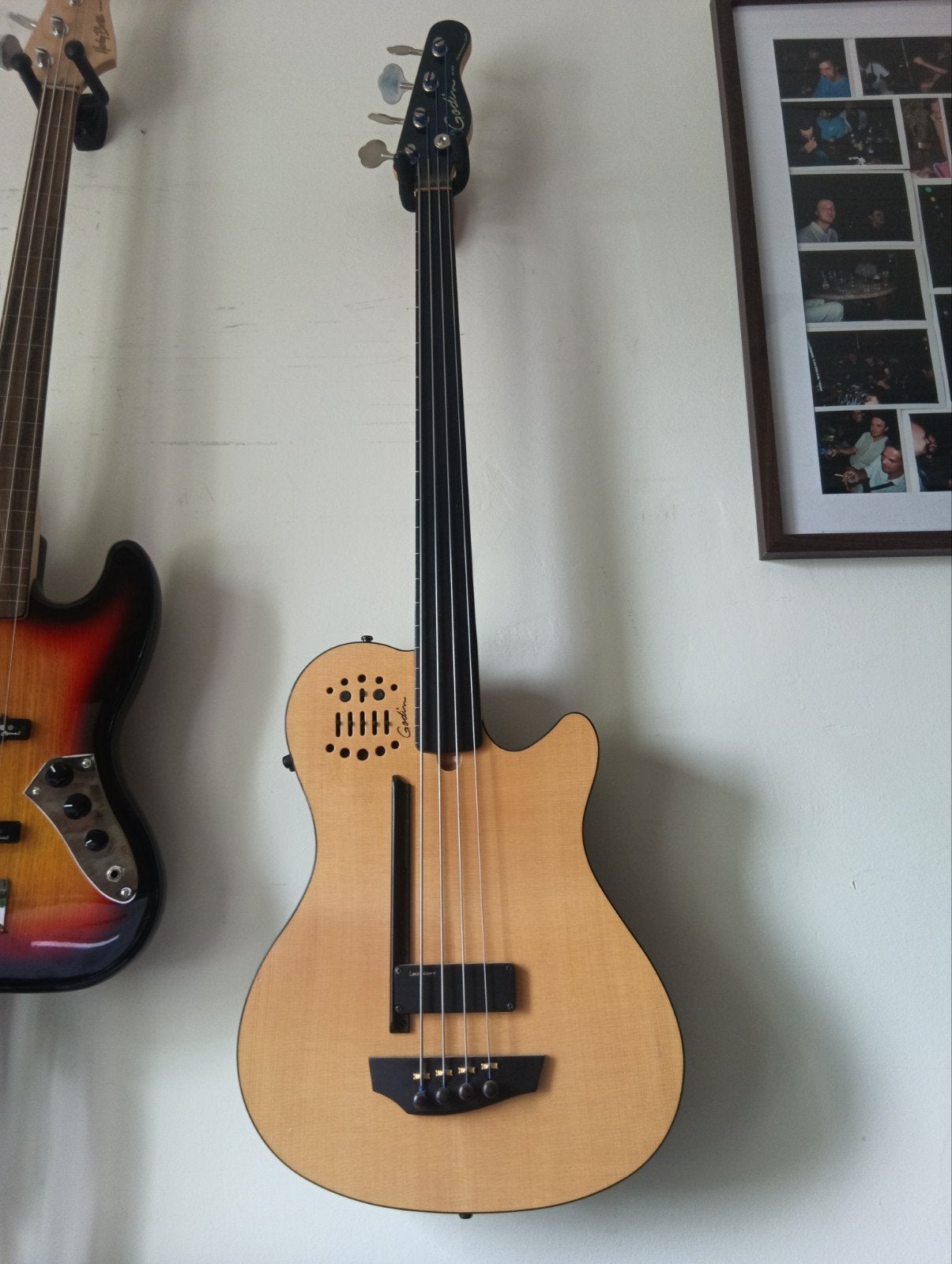 Godin A4 Ultra fretless, Muziek en Instrumenten, Snaarinstrumenten | Gitaren | Bas, Ophalen, Zo goed als nieuw, Semi-akoestisch