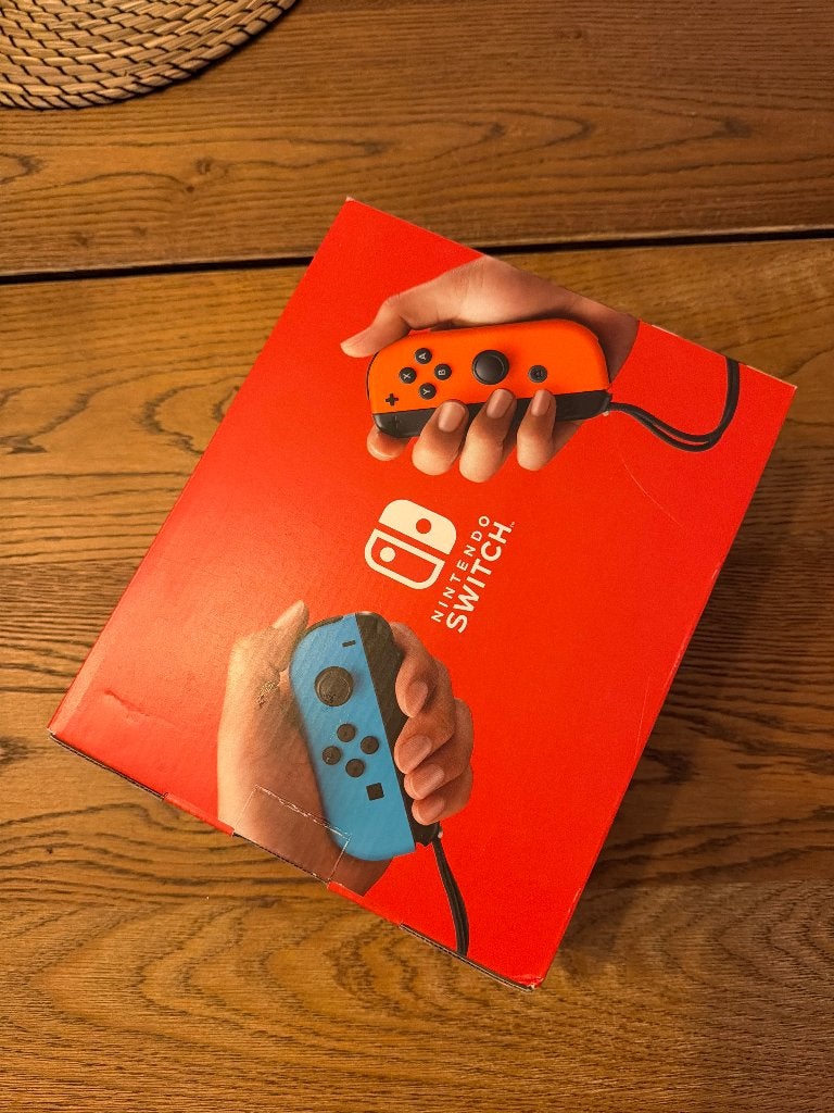 Nintendo Switch-console met neonblauwe en neonrode Joy-Con, Ophalen, Zo goed als nieuw, Met 2 controllers
