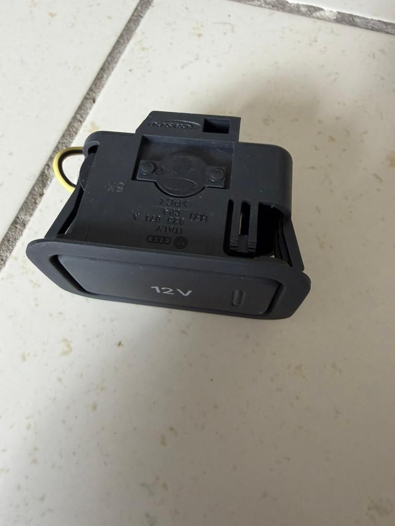 prise allume-cigare / prise 12V OEM Audi Volkswagen, Fietsen en Brommers, Ophalen of Verzenden, Zo goed als nieuw