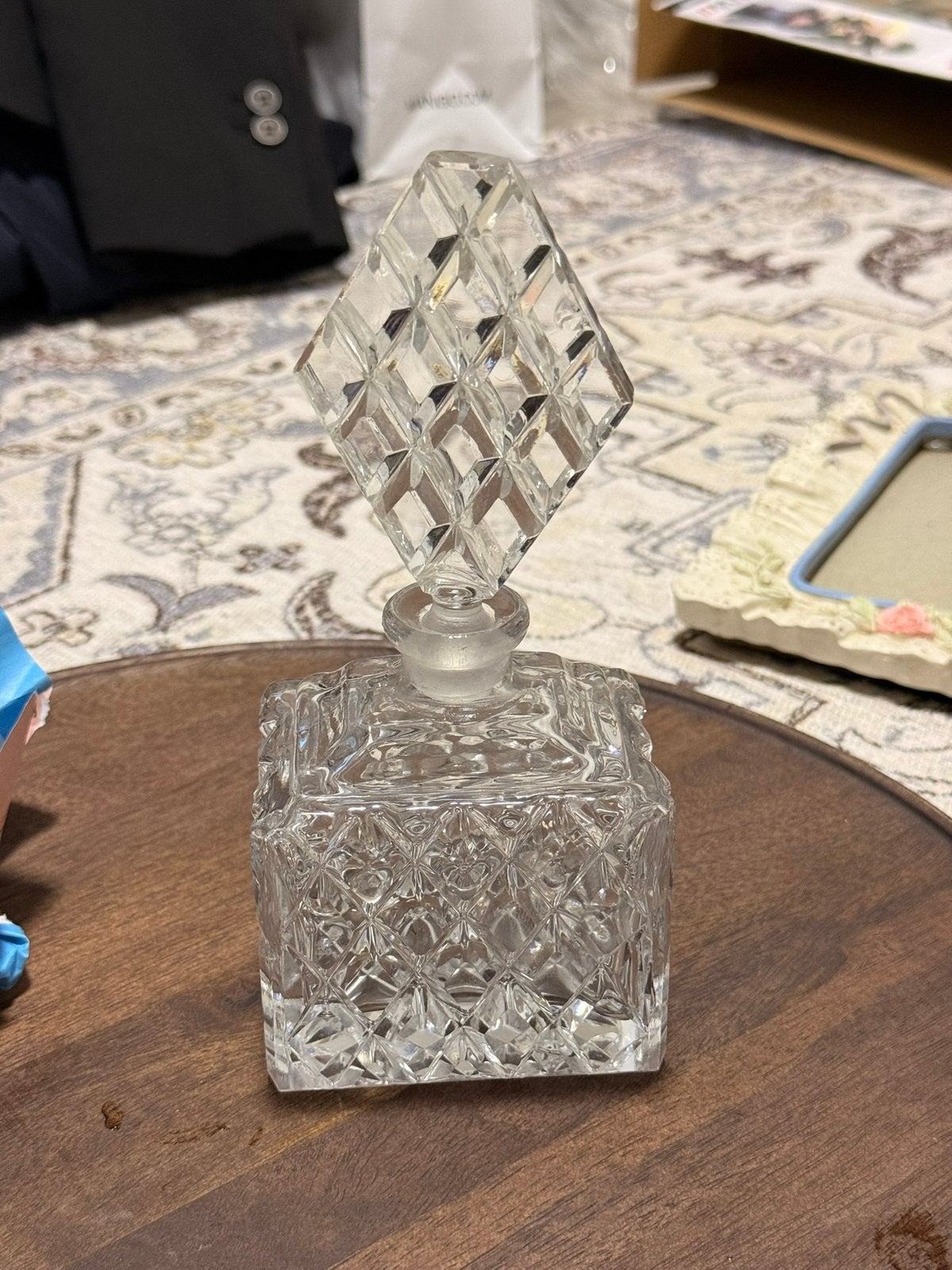 Flacon vintage en verre taillé – Bouchon facetté, Enlèvement ou Envoi, Comme neuf, Verre