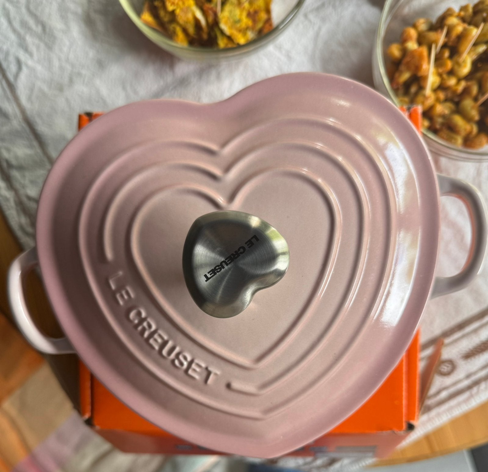 Roze creuset pot - hart vorm, Huis en Inrichting, Keuken | Potten en Pannen, Ophalen, Nieuw