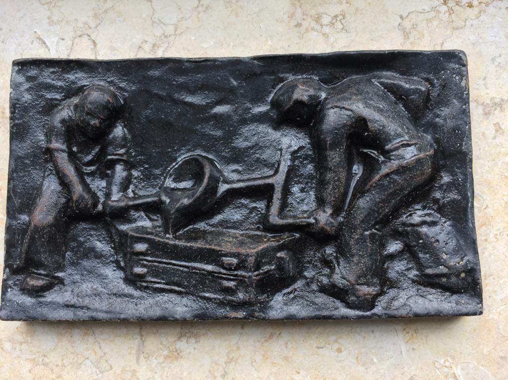 Metalen plaatje met sculptuur, Ophalen of Verzenden, Gebruikt