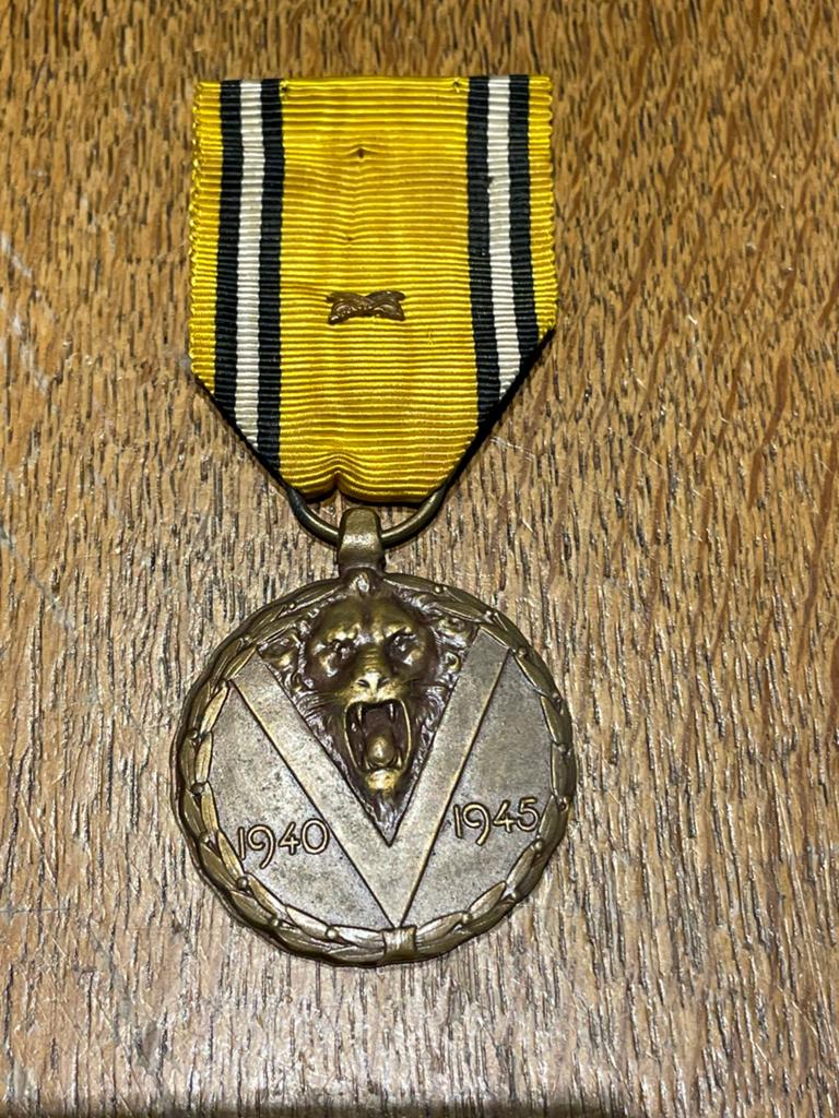 Médaille commémorative de guerre 1940-1945, Envoi, Emblème ou Badge