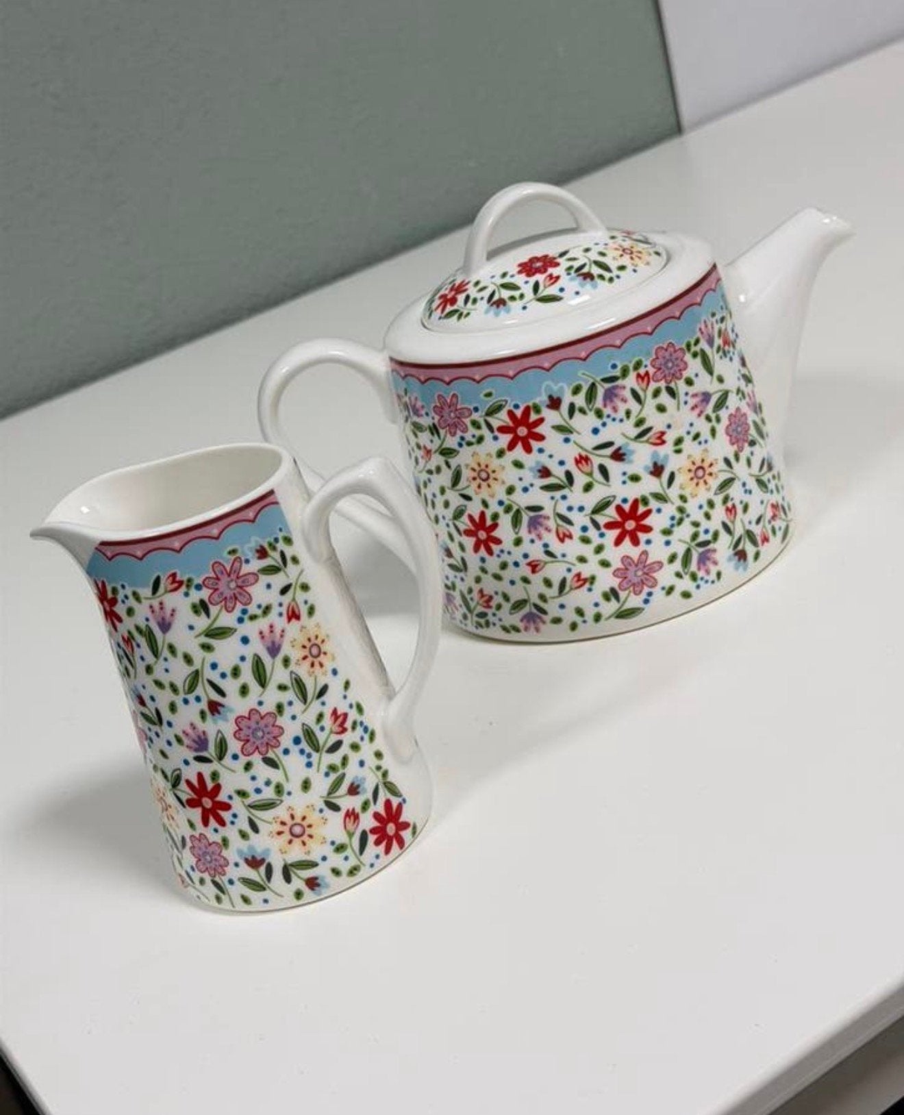 Théière pot à lait Queens Churchill Fowey The Caravan Trail, Enlèvement ou Envoi, Comme neuf, Porcelaine, Théière