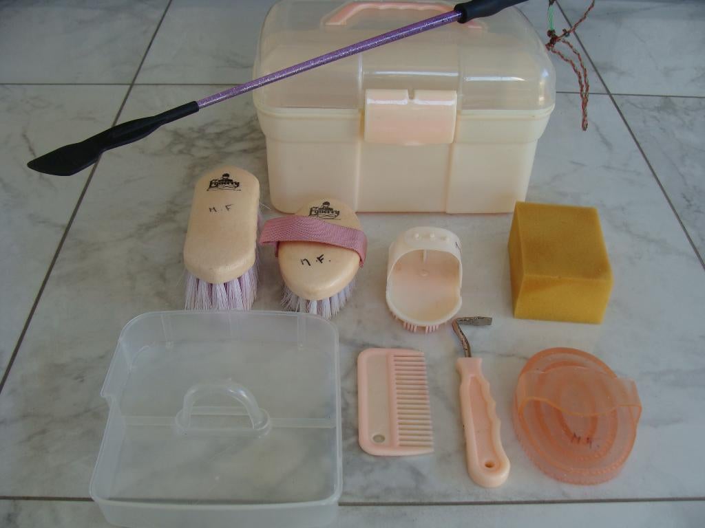 coffre pansage , avec 7 accessoires, 1 cravache, Animaux & Accessoires, Enlèvement, Comme neuf