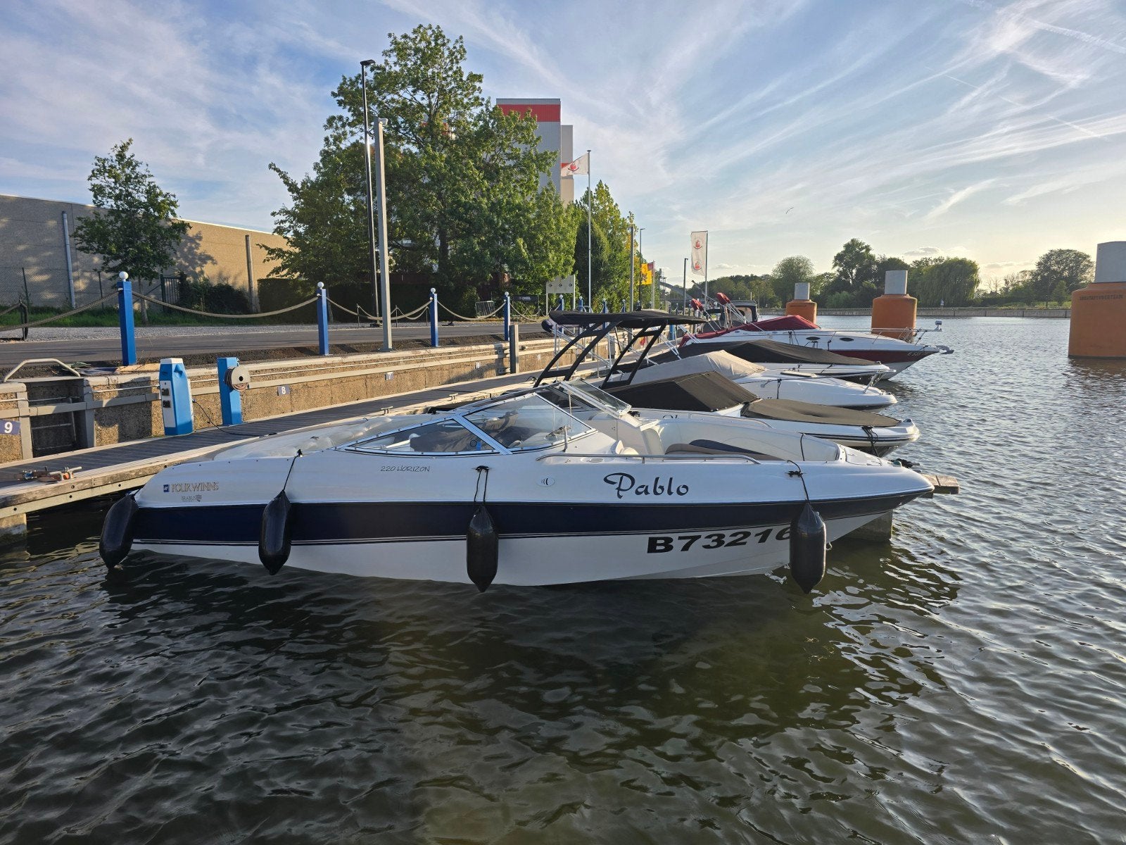 Four Winns 220 Horizon, Essence, Moteur in-bord, Bateau rapide, Remorque