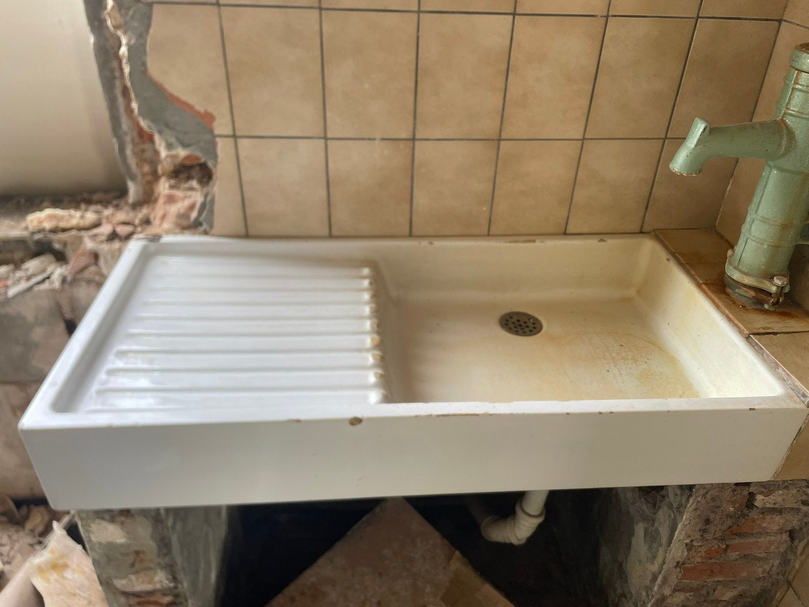 Oude keuken wasbak met gebruiksporen, Ophalen, Gebruikt, Steen, Wastafel