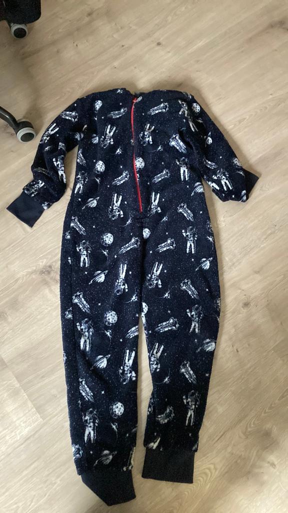 Onesie 134 thema ruimte badstof, Kinderen en Baby's, Kinderkleding | Maat 134, Ophalen, Zo goed als nieuw