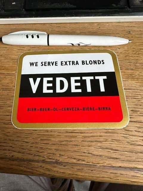 Vedett sticker we serve extra blonds, Verzamelen, Biermerken, Ophalen of Verzenden, Nieuw, Overige typen, Overige merken