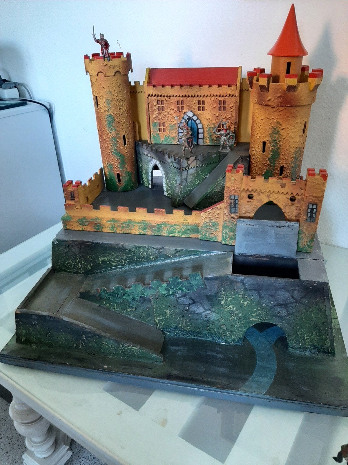 Kasteel in hout, Enlèvement