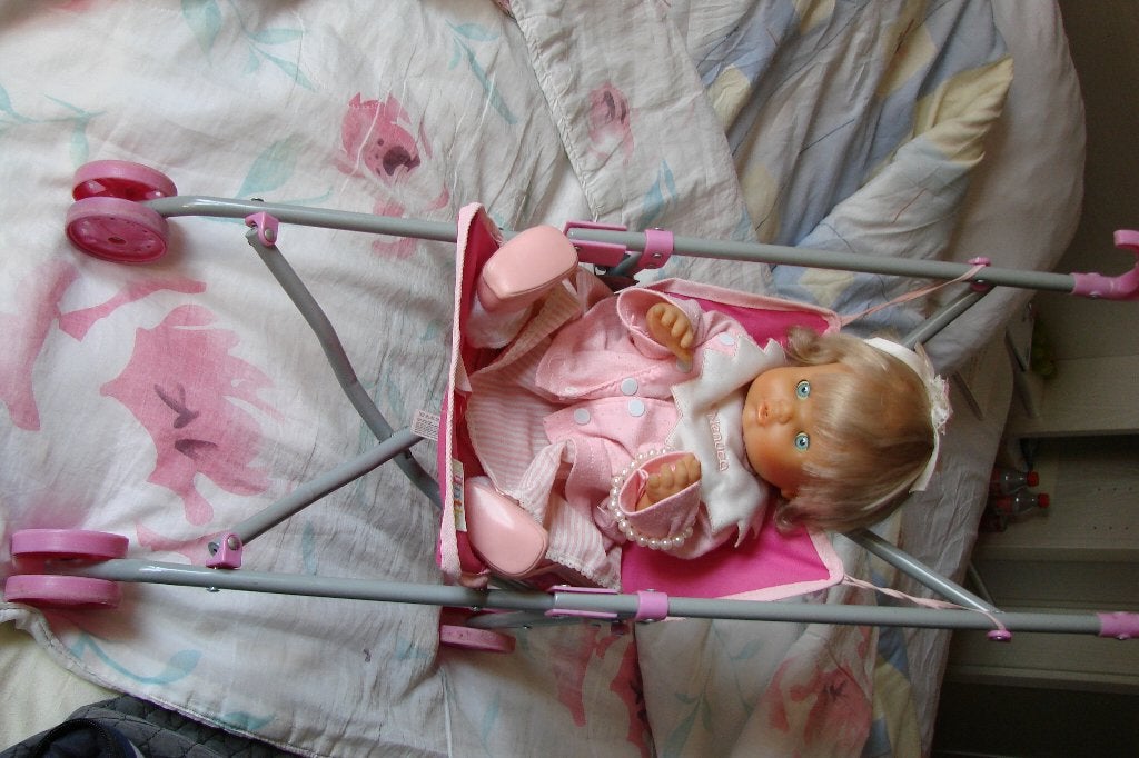 poppen buggy met pop nenuco, Enfants & Bébés, Jouets | Poupées, Enlèvement, Comme neuf, Baby Pop