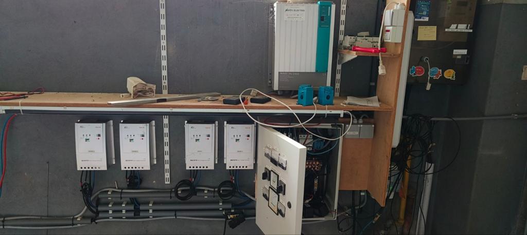 Systeem omvormer zonnepanelen naar autobatterij, Doe-het-zelf en Bouw, Ophalen, Zo goed als nieuw, Compleet systeem, 200 wattpiek of meer