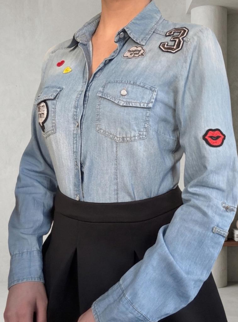 Lichtblauw Denim Overhemd Dames M/L met Patches – Casual, Vêtements | Femmes, Tops, Enlèvement ou Envoi, Porté, Taille 38/40 (M)