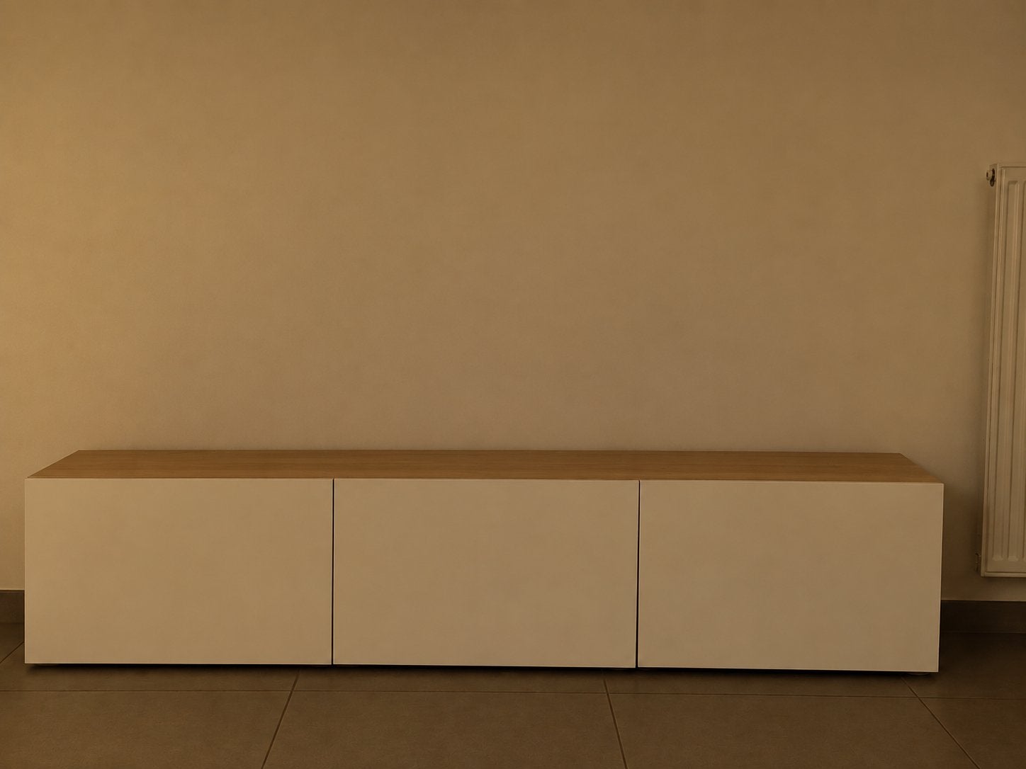 Modern wit tv-meubel ikea met houten bovenblad, Enlèvement, Comme neuf