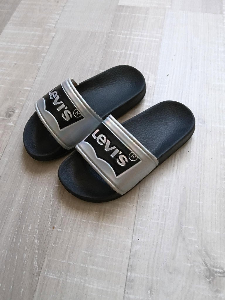 chaussons Levi's taille 27, Enfants & Bébés, Vêtements enfant | Chaussures & Chaussettes, Garçon, Enlèvement ou Envoi, Utilisé