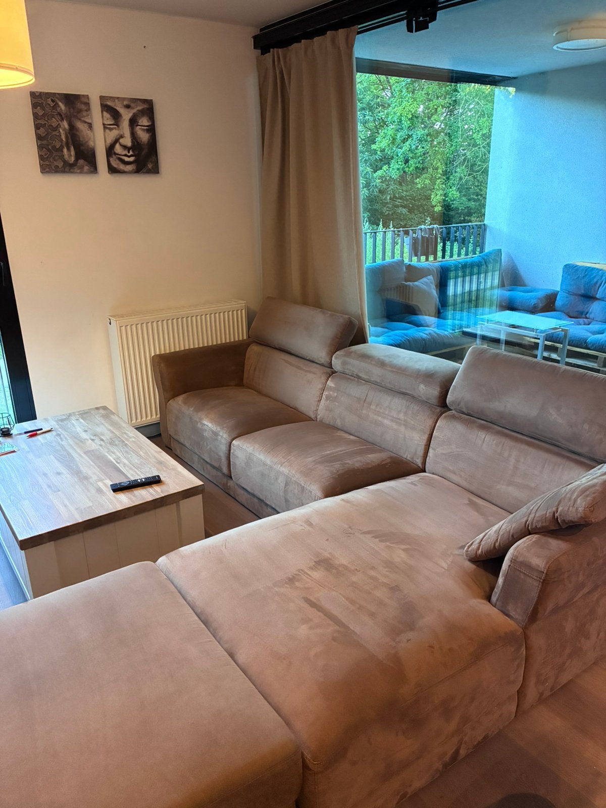 Taupe L-zetel in nubuckleer met bijhorende poef en kussen, Enlèvement ou Envoi, Comme neuf, Cuir