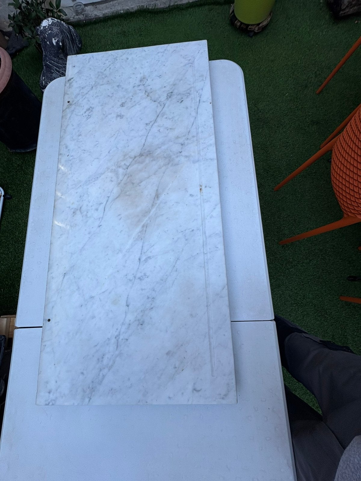 Witte wastafel in marmer, Ophalen