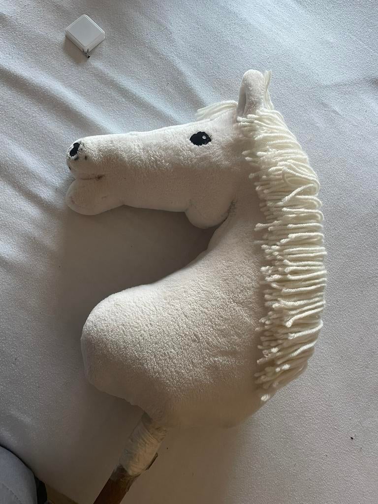Hobbyhorse wit met schattig zwarte stipjes op de neus, Enfants & Bébés, Jouets | Peluches, Comme neuf, Cheval, Enlèvement