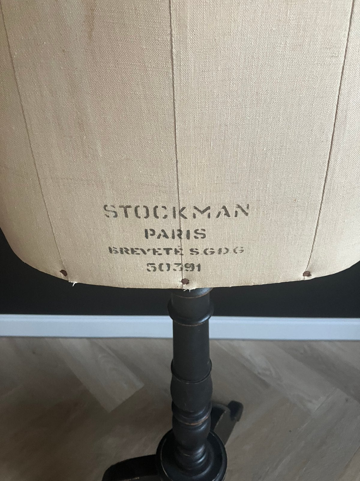 Antieke paspop van stockman, Enlèvement