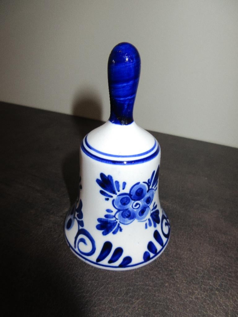 Belle petite cloche à main Holland 833 Elesma genre Delft, Antiquités & Art, Antiquités | Céramique & Poterie, Enlèvement
