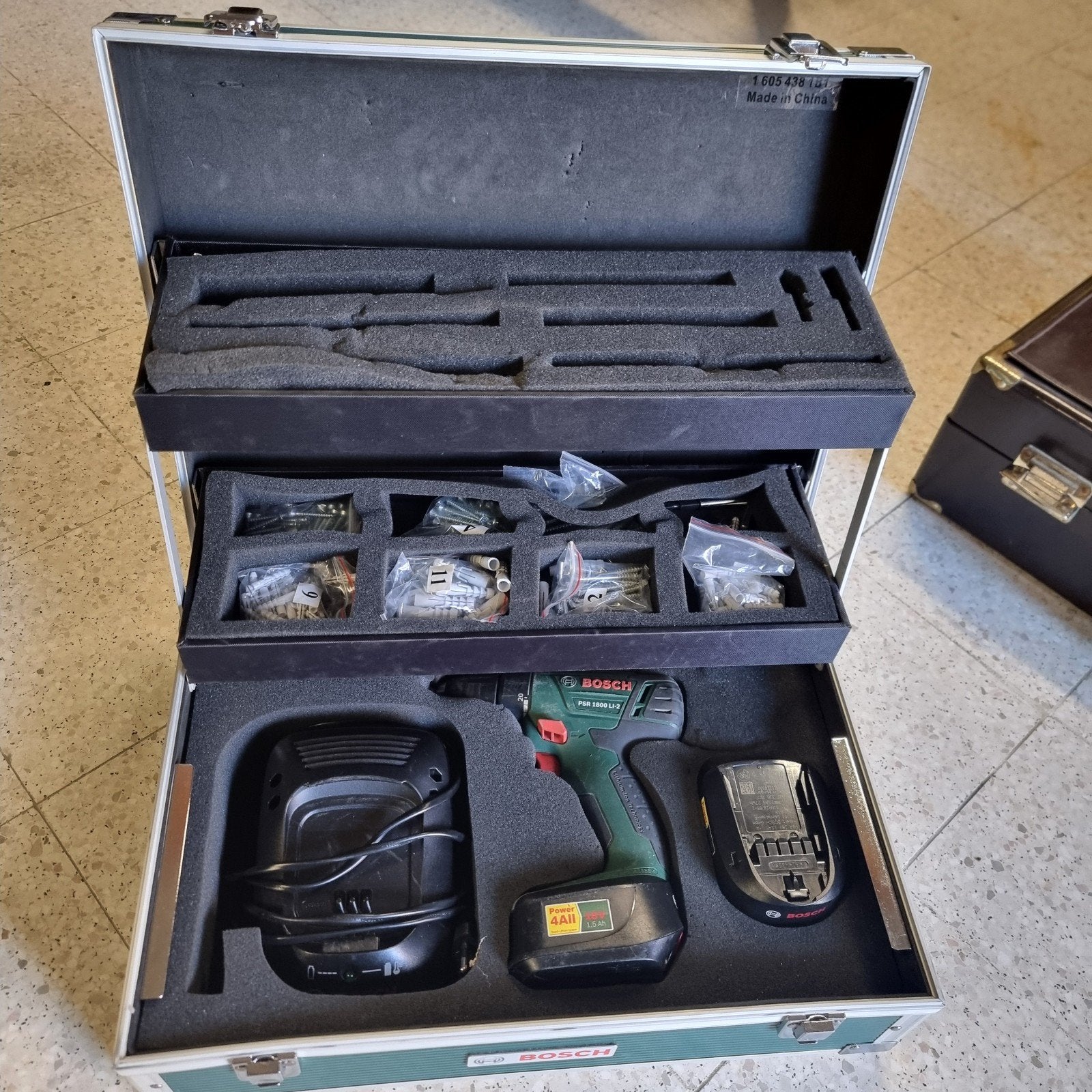 Bosch accu boormachine in koffer, met accessoires, nieuw., Ophalen, Boormachine