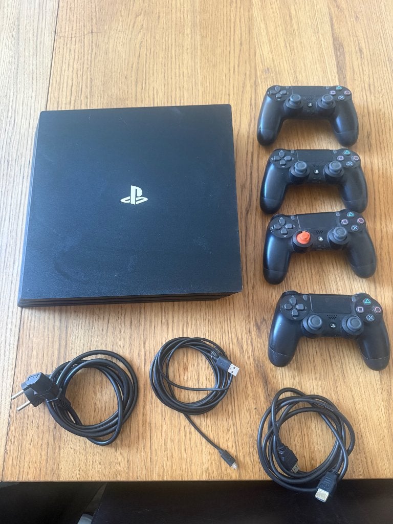 Ps4 pro, Consoles de jeu & Jeux vidéo, Consoles de jeu | Sony PlayStation 4, Avec 3 manettes ou plus, Enlèvement, Utilisé, 1 TB