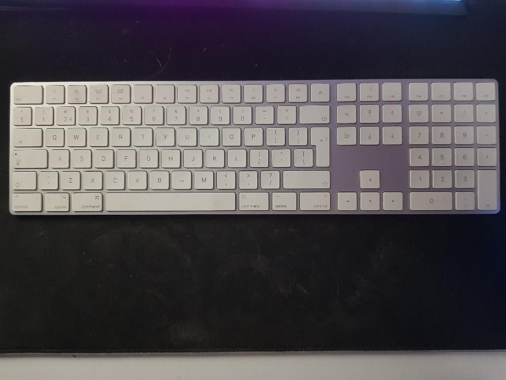 Apple Magic Keyboard QWERTY, Multimediatoetsen, Ophalen of Verzenden, Zo goed als nieuw, Qwerty