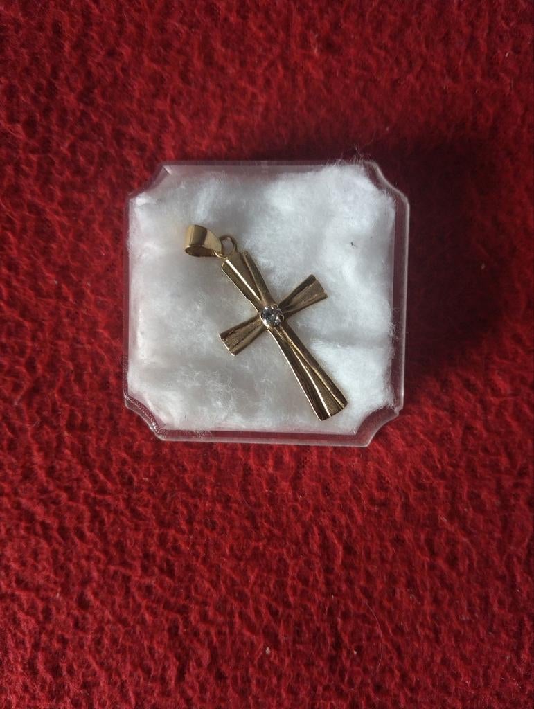 Crucifix en or avec une pierre en diamant, Or