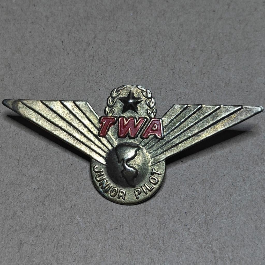 Épinglette vintage TWA Junior Pilot avec ailes en métal, Collections, Enlèvement ou Envoi, Utilisé, Écusson, Insigne ou Logo