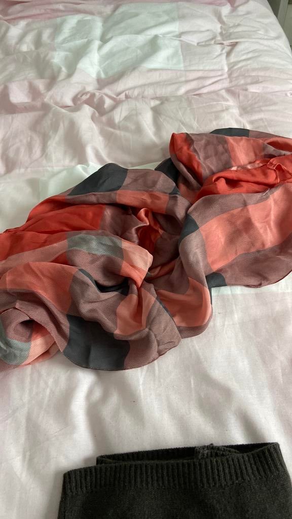 Mooie zijden sjaal burberry, Ophalen of Verzenden, Zo goed als nieuw, Sjaal