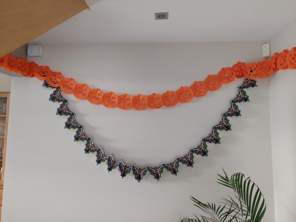 Versiering Halloween - 2 slingers - vleermuizen en pompoenen, Ophalen of Verzenden, Gebruikt, Versiering