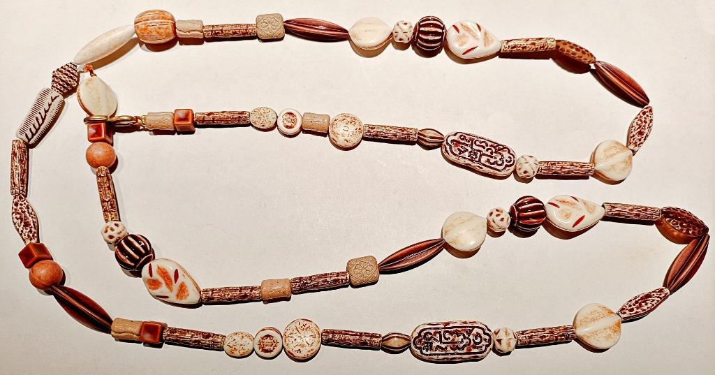 Collier ethnique imitation bois et corne, NEUF, de 125 cm, Bijoux, Sacs & Beauté, Colliers, Enlèvement ou Envoi, Neuf, Autres couleurs