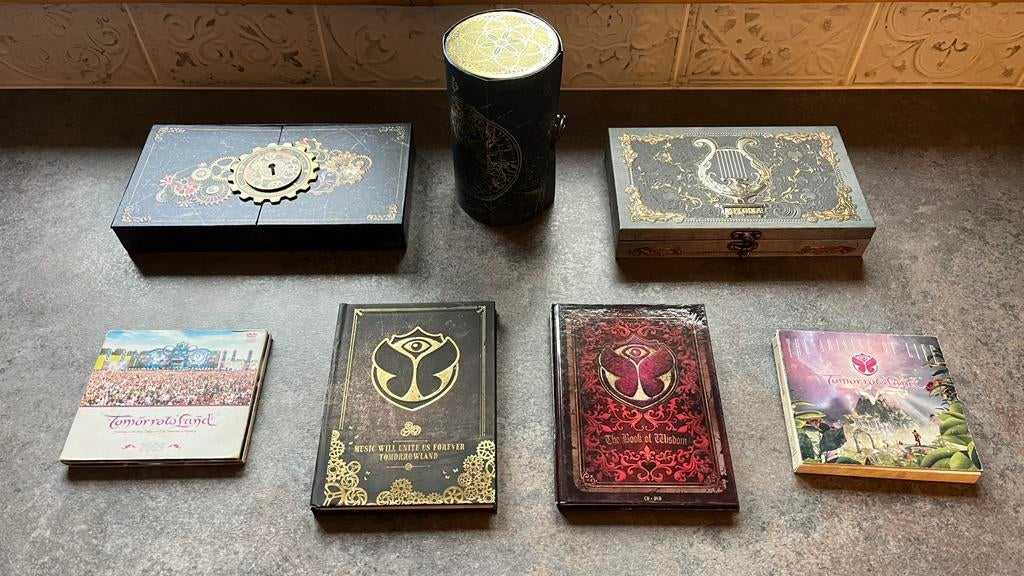 Coffrets et CD Tomorrowland, Enlèvement ou Envoi, Comme neuf, Techno ou Trance, Coffret