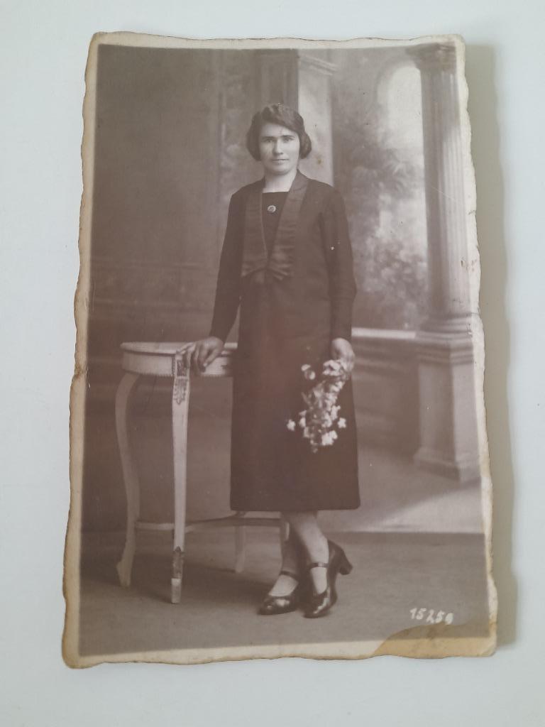 Postkaart - studioportret jonge vrouw,  1920, Ophalen of Verzenden, 1920 tot 1940, Ongelopen