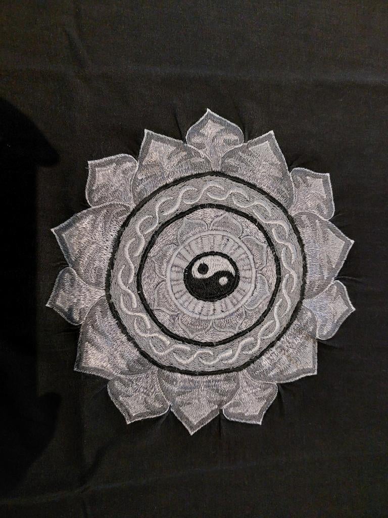 Zwarte T shirt Nepal met yin yang mandala geborduurd, Ophalen of Verzenden, Gedragen