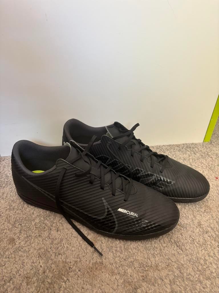 Zaalvoetbal schoenen nike maar 46, Sport en Fitness, Voetbal, Ophalen of Verzenden, Zo goed als nieuw, Schoenen