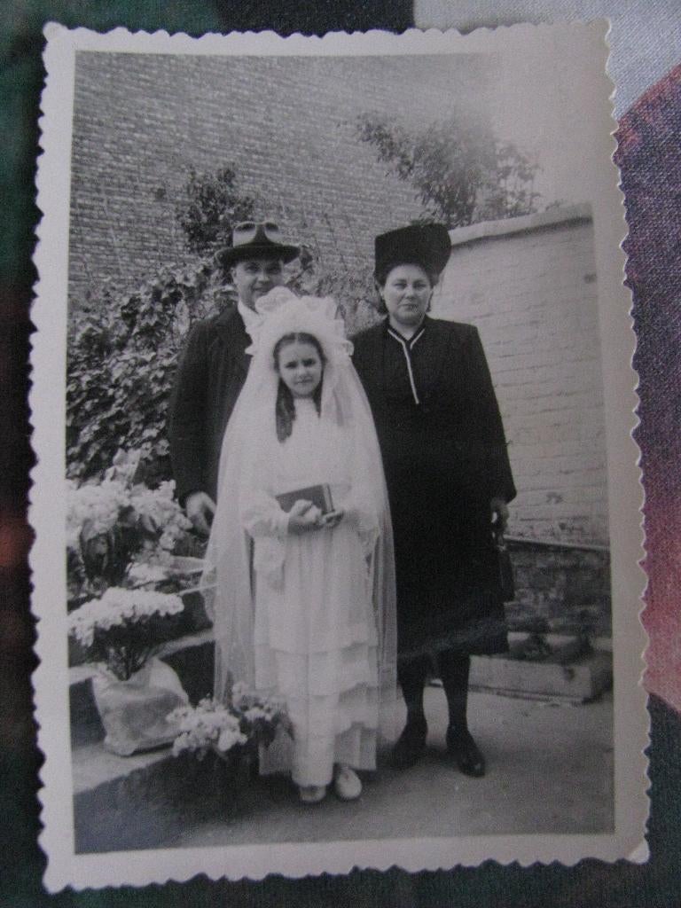 Photo de communion solennelle vintage  fille avec parents, Enlèvement ou Envoi, Photo, Costume traditionnel, Comme neuf