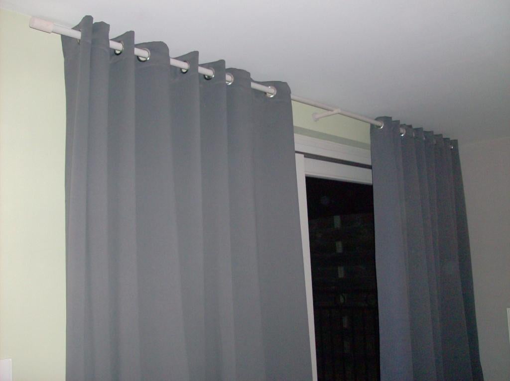 Verduisterende draperie met houten roedes voor grote raam, Maison & Meubles, Ameublement | Rideaux & Stores à lamelles, Comme neuf
